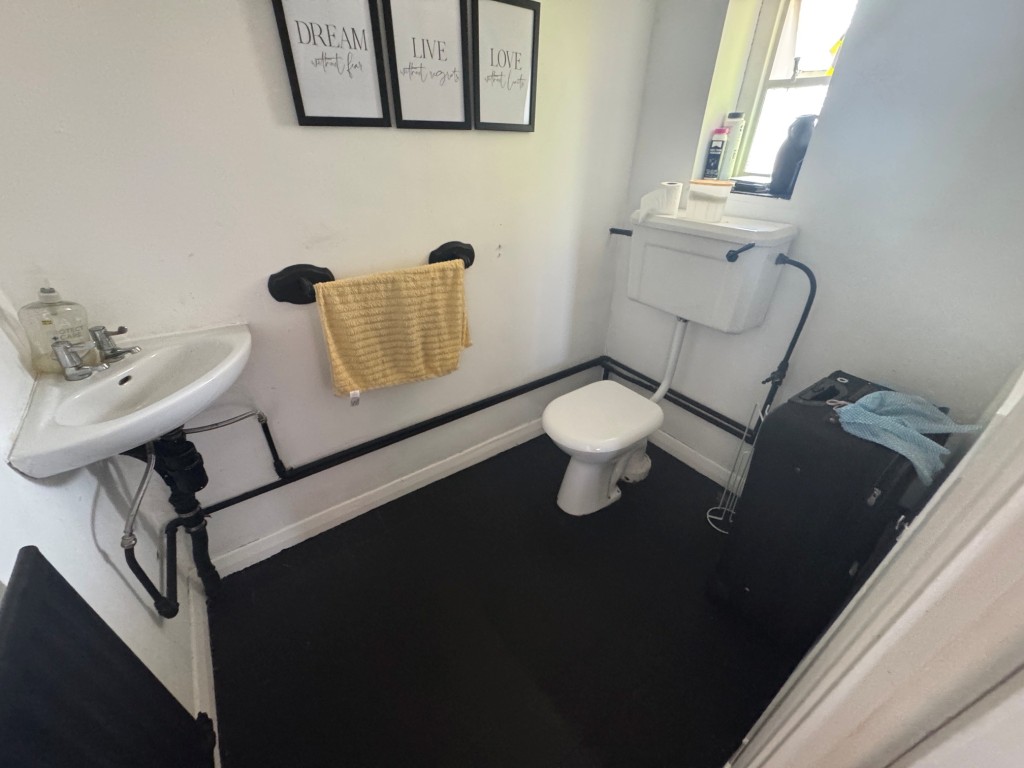 Lot: 167 - DETACHED FOUR-BEDROOM HOUSE - RESIDENTIAL INVESTMENT - Ground floor cloakroom/W.C.